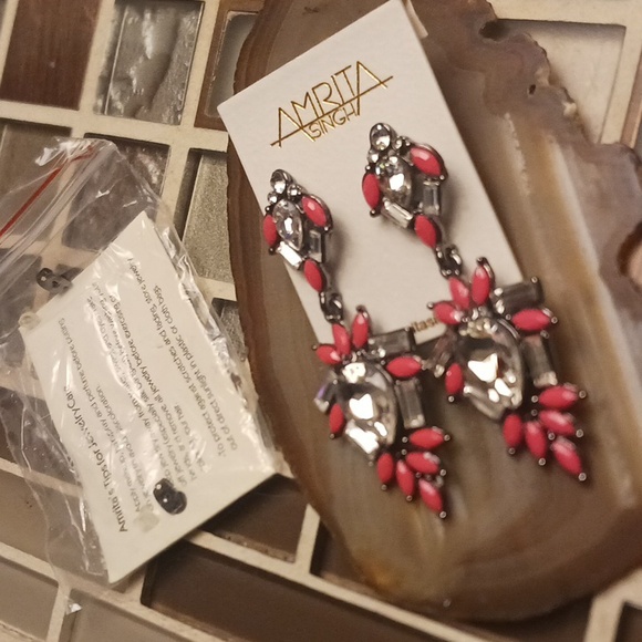 Amrita Earrings - Picture 3 of 3